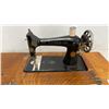 Image 4 : Vintage Singer Sewing Machine and Cabinet, Treadle Base, 4 Drawers