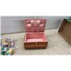 Image 2 : Wicker Sewing Basket with Thread, Singer Attachments, Buttons, Zippers, and More