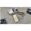 Image 8 : Wicker Sewing Basket with Thread, Singer Attachments, Buttons, Zippers, and More