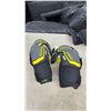Image 9 : Hockey Equipment: Pants, Gloves, CCM Shoulder Pads, Skates, and More