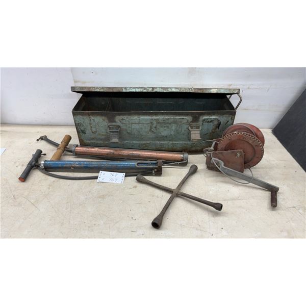 Mine-AT Mk-V 1942 Metal Box, 2 Hand Pumps, Cross Wrench, and Hand Winch