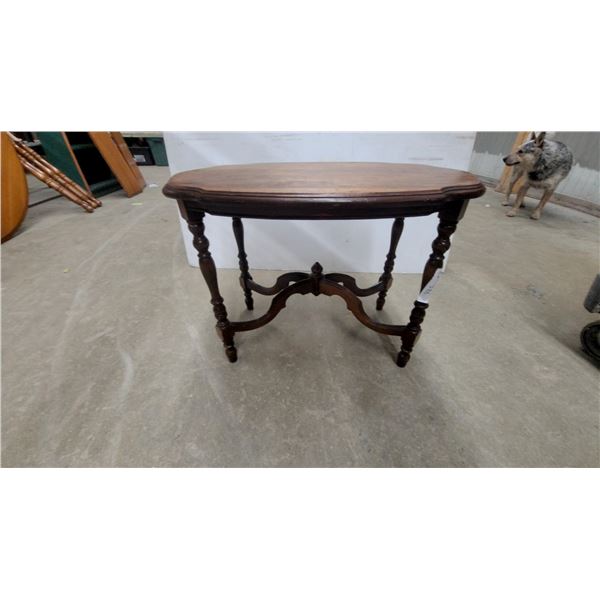 Antique Dark-Stained Wooden Parlor Occasional Table with Scalloped Oval Top and Turned Legs