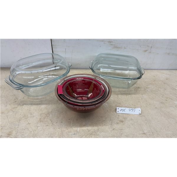 New Pyrex 3-Piece Cranberry Mixing Bowl Set and 2 Clear Glass Baking Dishes with lids