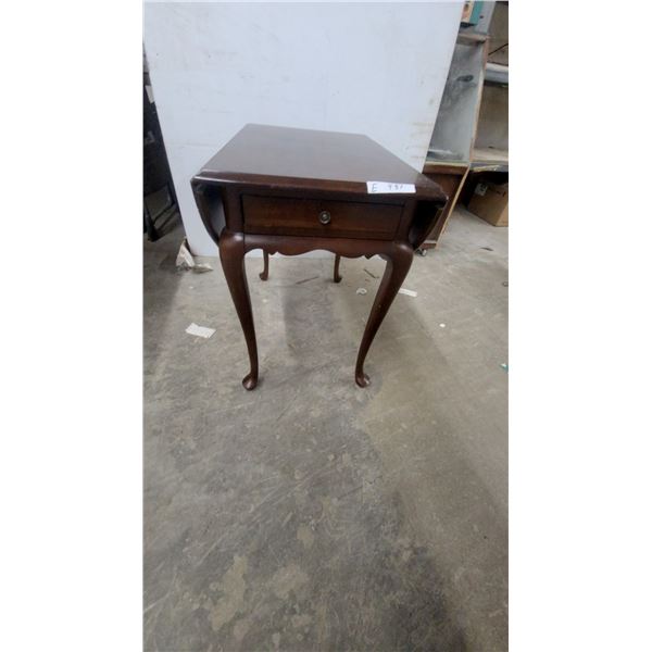 Queen Anne Style Drop-Leaf Accent Table with Single Drawer and Cabriole Legs 25”×28”×18”