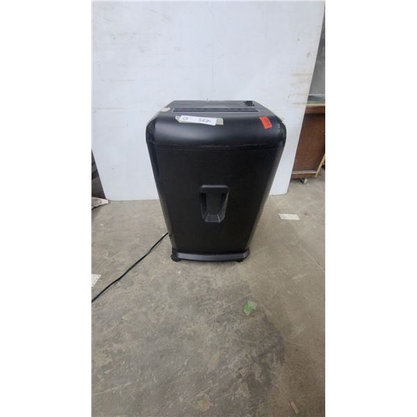 Staples SPL-6XC152A Cross-Cut Paper Shredder, 15-Sheet Capacity