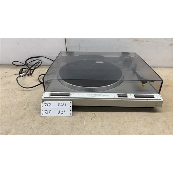 Pioneer PL-640 Quartz-Direct Drive Auto-Return Stereo Turntable and RCA Cables