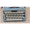 Image 3 : Majestic 612 Portable Typewriter and Case