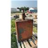 Image 3 : Vintage Service Station Equipment Co. Ltd. Fuel Tank and Hand Pump 29 × 13 × 58