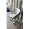Image 2 : White Swivel Office Chair with 5-Star Base and Casters
