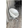 Image 3 : White Swivel Office Chair with 5-Star Base and Casters