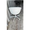 Image 4 : White Swivel Office Chair with 5-Star Base and Casters