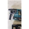 Image 3 : MAKITA 18V CONCRETE DRILL W/ BATTERY AND CHARGER
