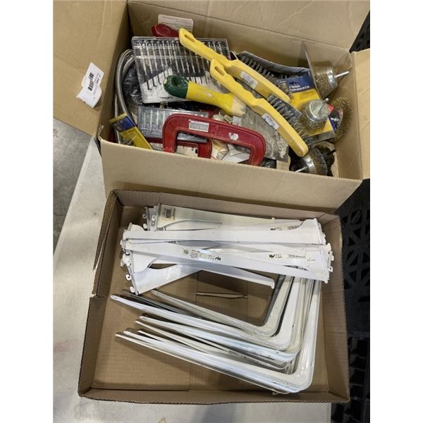 TRAY OF ASSORTED TOOLS INCLUDING SCRAPPERS, BRUSHES, SHELF BRACKETS, VICE, GRINDING BITS ETC