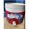 Image 5 : COLEMAN ICE CHEST AND 4 WATER JUGS