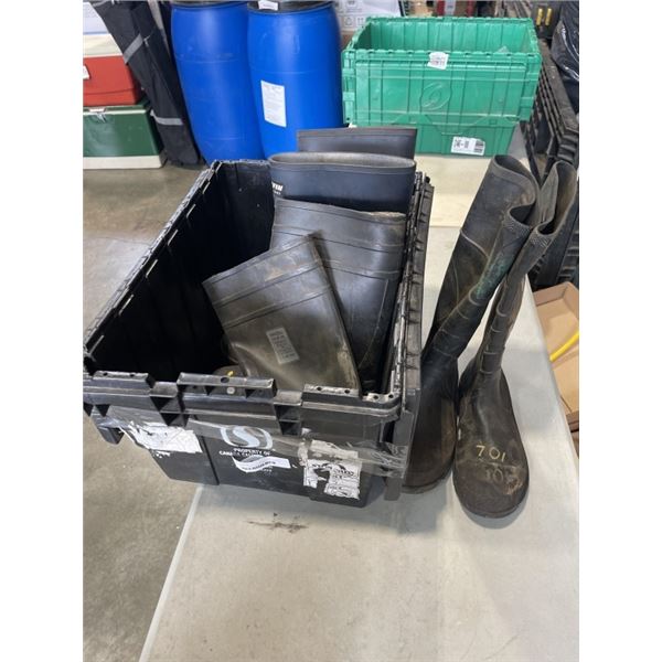 TOTE WITH 3 PAIRS OF STEEL TOE RUBBER BOOTS
