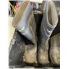 Image 2 : TOTE WITH 3 PAIRS OF STEEL TOE RUBBER BOOTS