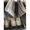 Image 3 : TOTE WITH 3 PAIRS OF STEEL TOE RUBBER BOOTS