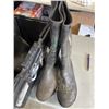 Image 4 : TOTE WITH 3 PAIRS OF STEEL TOE RUBBER BOOTS