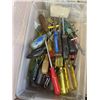 Image 4 : TRAY OF HAND SAWS AND SCREW DRIVERS