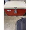 Image 4 : 2 VINTAGE COOLERS AND ROLLING TRAVEL BAG