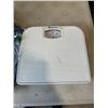Image 4 : 3 ADAMSON SCALES. 1 IS A24