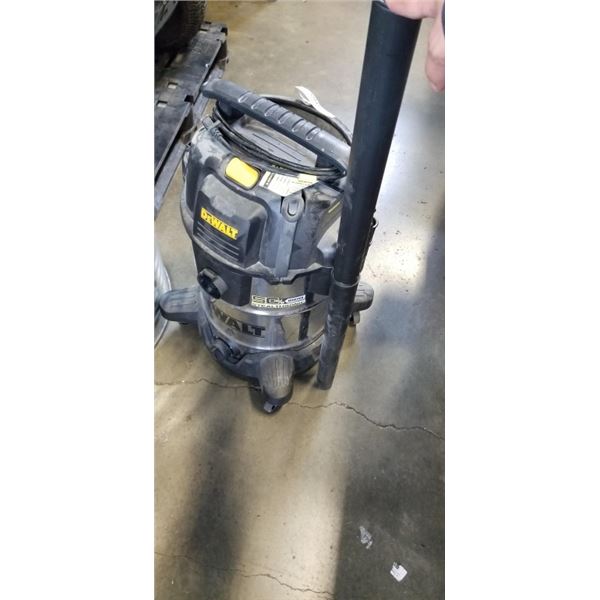 DEWALT STEALTHSONIC 38 LITRE WET/DRY VAC. WORKING