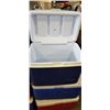 Image 2 : 2 CHEST COOLERS. 1 FROM COLEMAN, 1 FROM RUBBERMAID