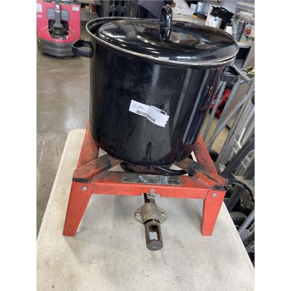 PORTABLE PROPANE CAMPING STOVE. MODEL MAMMUTH. COMES WITH COOKING POT