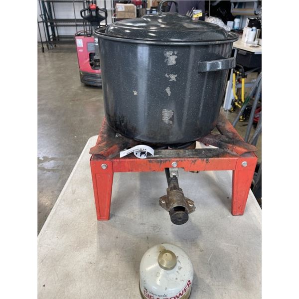 PORTABLE PROPANE CAMPING STOVE. MODEL MAMMUTH. COMES WITH COOKING POT