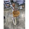Image 2 : YOUTH GIRLS CRUISER BIKE W/ BASKET AND BELL
