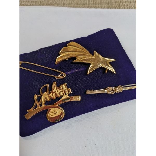 4 VINTAGE GOLD TONE BROOCHES