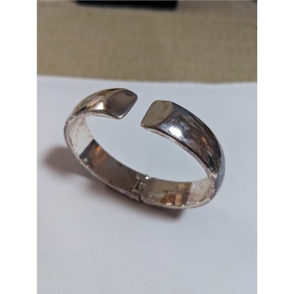 VINTAGE LIZ CLAIBORNE HINGED OPEN CUFF BANGLE, MARKED LC