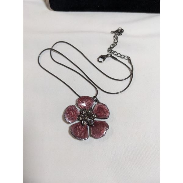 VINTAGE ENAMEL FLOWER PENDANT NECKLACE