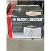 Image 2 : VINTAGE STYLE TELEPHONE AND BLACK AND DECKER TOASTER