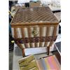 Image 3 : 4 SMALL CANVAS ARTS, CRAFT STORAGE AUTOMAN AND MR &MRS SIGN