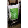 Image 1 : 2 NEW EVERYDAY ESSENTIALS JUMBO PILLOWS