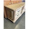 Image 3 : PAIR OF PULASKI NIGHT STANDS.