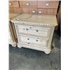 Image 5 : PAIR OF PULASKI NIGHT STANDS.