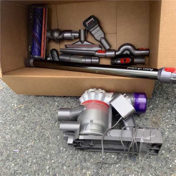 DYSON V8 ANIMAL CORDLESS STICK VACUUM WITH ACCESSORIES AND CHARGER WORKING