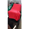 Image 3 : TOTE WITH 9 NEW RED TABLECLOTHS, 90X132