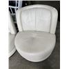 Image 3 : PAIR OF WHITE LEATHER CHAIRS