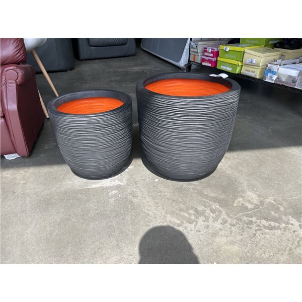 2 PLASTIC ROUNDED PLANTER BOXES