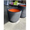 Image 2 : 2 PLASTIC ROUNDED PLANTER BOXES
