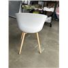 Image 4 : WHITE MODERN TUB CHAIR