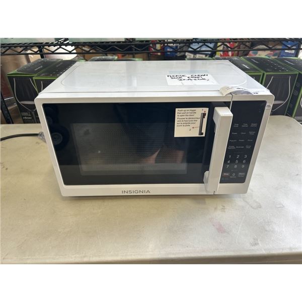 INSIGNIA 0.7 CU FT COMPACT MICROWAVE - WHITE - TESTED WORKING, RETAIL $109