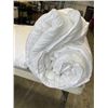 Image 4 : CASPER QUEENSIZE DUVET AND 2 CASPER PILLOWS