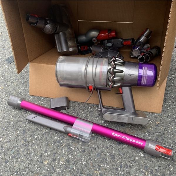 DYSON V11 TORQUE DRIVE CORDLESS STICK VACUUM WITH ACCESSORIES AND CHARGER WORKING