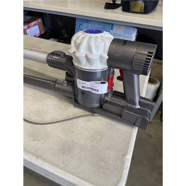 DYSON V7 VACUUM - WORKING W/ CHARGER