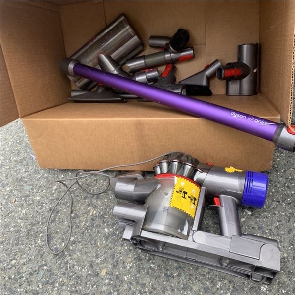 DYSON V7 ANIMAL CORDLESS STICK VACUUM WITH ACCESSORIES AND CHARGER WORKING