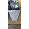 Image 2 : 4 NEW PLANTER BOXES